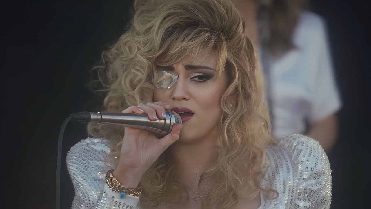 Farah Zeynep Abdullah Performs 'Benim İçin Üzülme' in Bergen Film 🎶