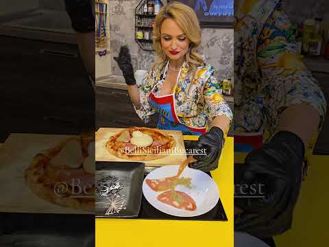 la felicità della pizza #bellisiciliani #amaliabellantoni #italianfood #Italia #italy #sicily