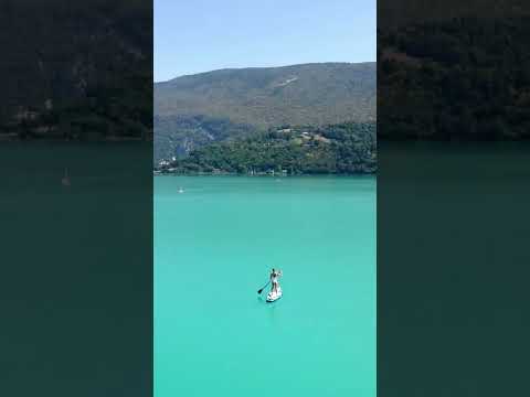 L'un des lacs les plus chauds de France ! Jusqu'à 28°c en été 🔥 Et la couleur est dingue 💎 #shorts