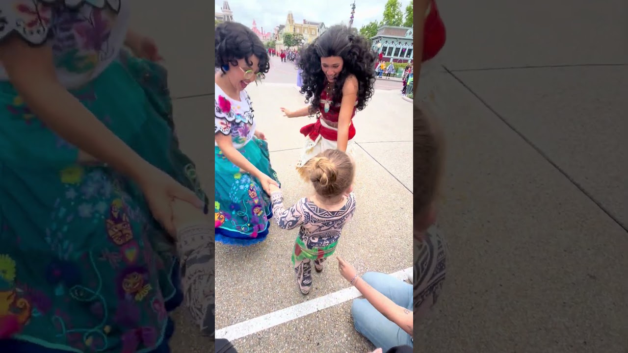 Moana & Mirabel Dance with Maui at Disneyland 💃