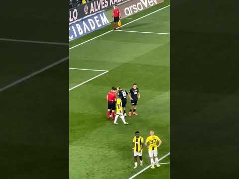 Rafa Silva, Gedson Fernandes'in yüzüne tutulan lazeri eliyle engellemeye çalışıyor. #beşiktaş