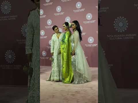 Kajol Introducing Daughter Nysa To RekhaJi