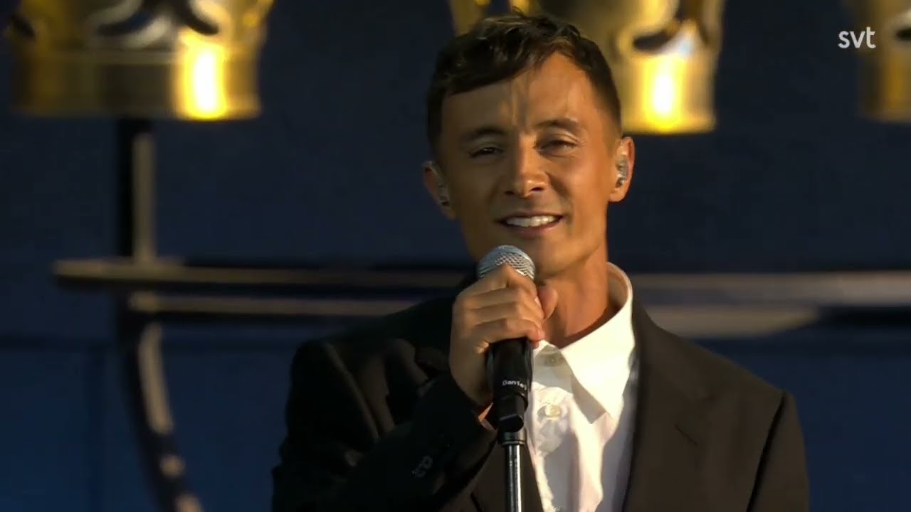 Daniel Adams Ray Performs 'Dum av dig' on SVT for King’s 50th Anniversary 🎉