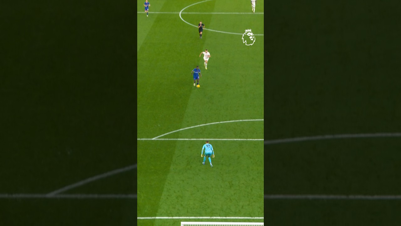 Nicolas Jackson walks it past the keeper