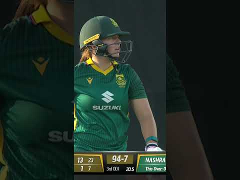 🔥 Nashra Sundhu on fire! She picks up her 6th wicket, trapping Nadine de Klerk LBW 🎯#PAKWvSAW