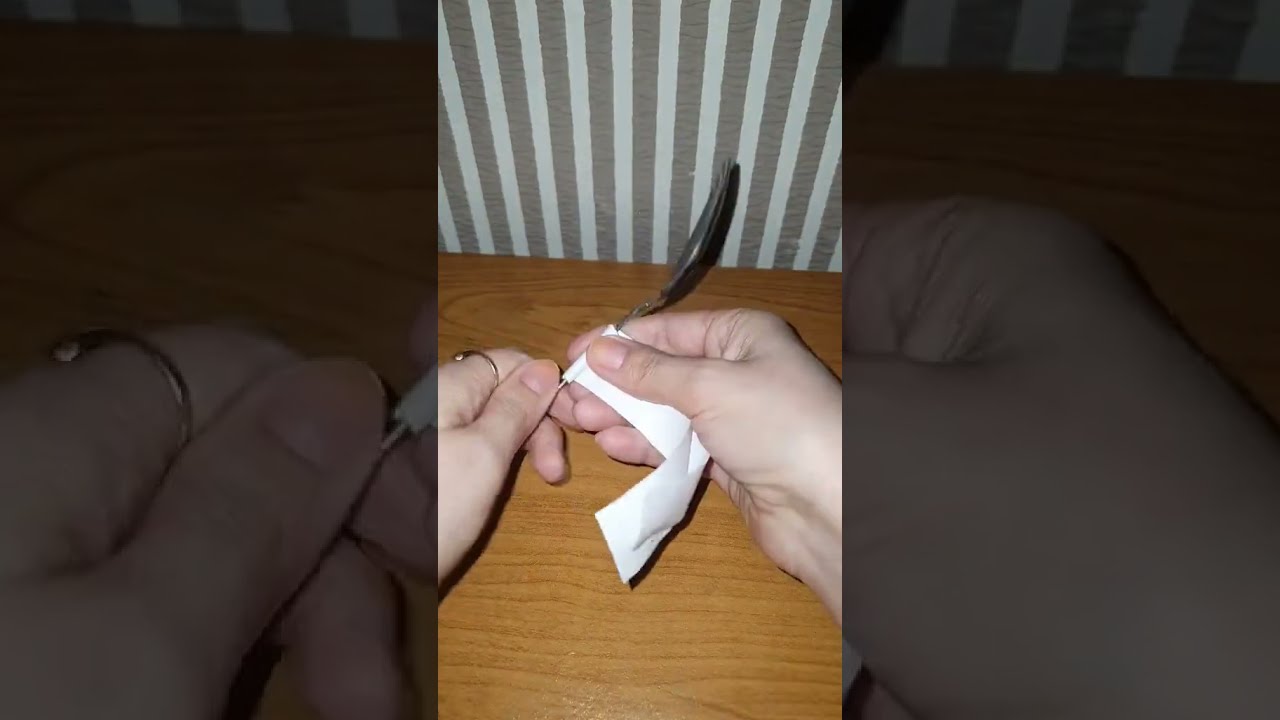 Как ложка прошла сквозь бумагу? 🤔