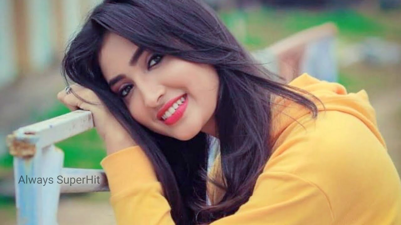 Enjoy the Romantic 90s Hit 'Kisi Din Banoongi Main Raja Ki Rani' 🎶