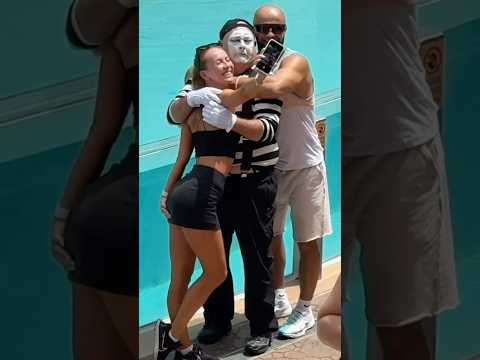 Couple having fun with 😂 Tom the mime seaworld #seaworldmime #comedy #funny #tomthemime #fun