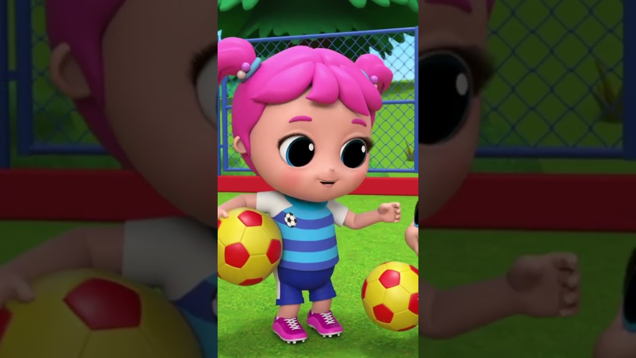 Bébé Louis découvre le football ⚽