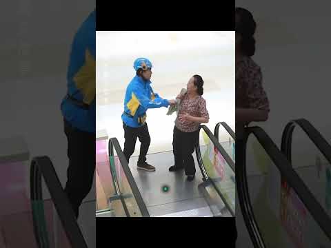 An elderly woman was struggling to use the escalator #shorts #story #heartwarmingstory #goodheart