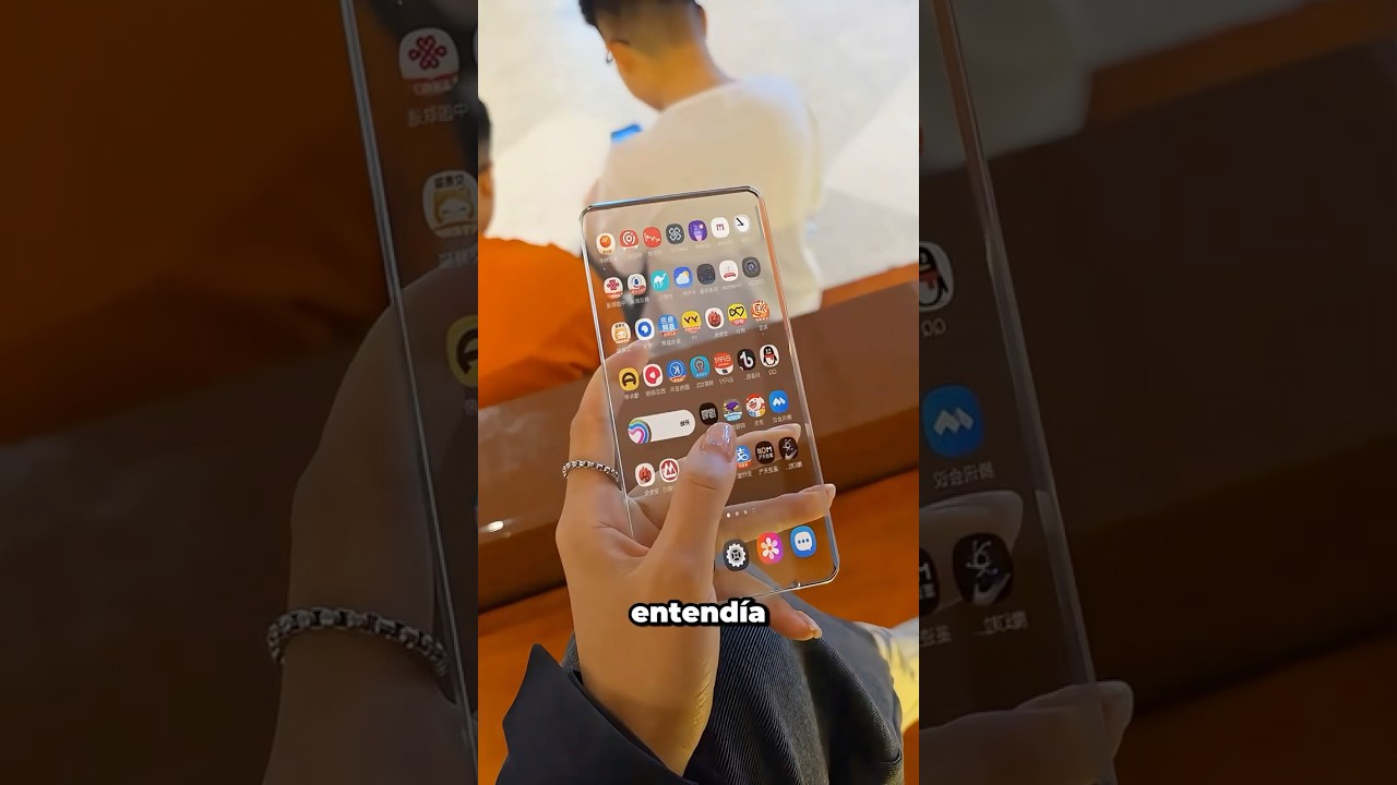 ¿El teléfono de esta chica parece invisible? 📱