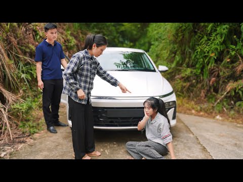 Past: Tu Hoa and CEO Don dealt with the woman who constantly harassed and bothered Tu Hoa.