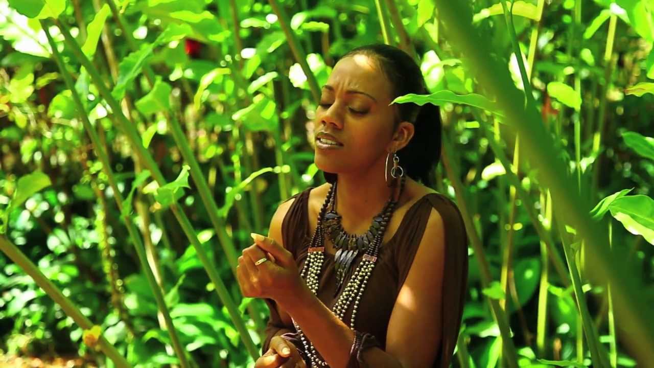 Betty Marolany dévoile le clip de 'Gras' Éternel' 🎶