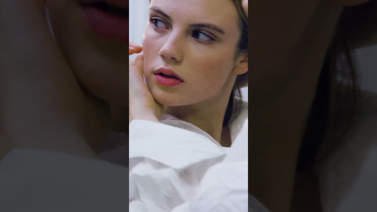 LOEWE S/S 2026 Runway Show with Isla Johnston