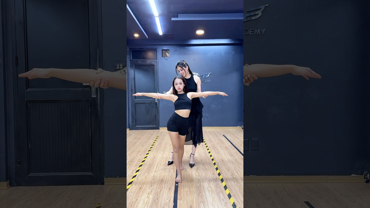 Híp Movement in Walking | Hà Vy Catwalk Training ✨