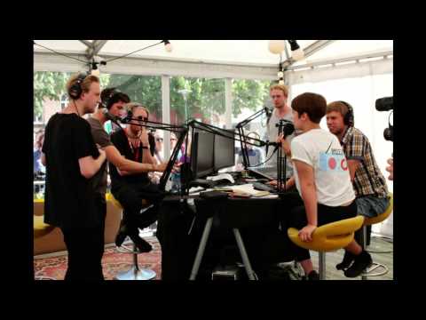 Movits! intervjuas i karnevalsradion i glasburen i Lundagård i Lund.