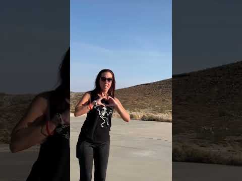 💃🏻🛼🏜 #deathvalley #rollerskating #jam #touchgrass #havefun #enjoythemoment