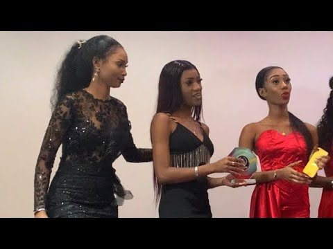 Voici la vidĂ©o oĂč Bbei Binta refusait de prendre le trophĂ©e de la part de Kine Serie Virginie