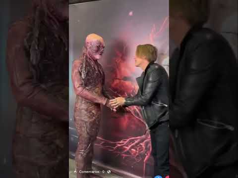 Jamie Campbell Bower meets a Vecna Cosplayer at the Mexico Horror Fest, February 2023.
