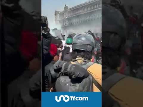 Manifestantes tiran vallas que blindaban Palacio Nacional