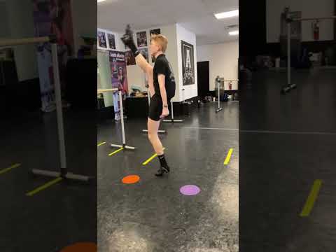 Cuando voy a la playa y la arena está ardiendo #clacket #playa #arena #divertido