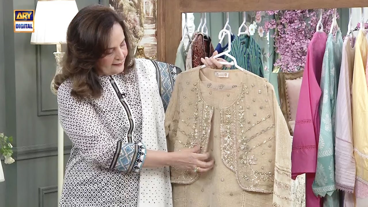 Hina Khawaja Bayat's Stunning Wardrobe Collection Revealed! ✨