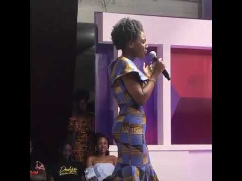 Amira Abed chante devant Dadju