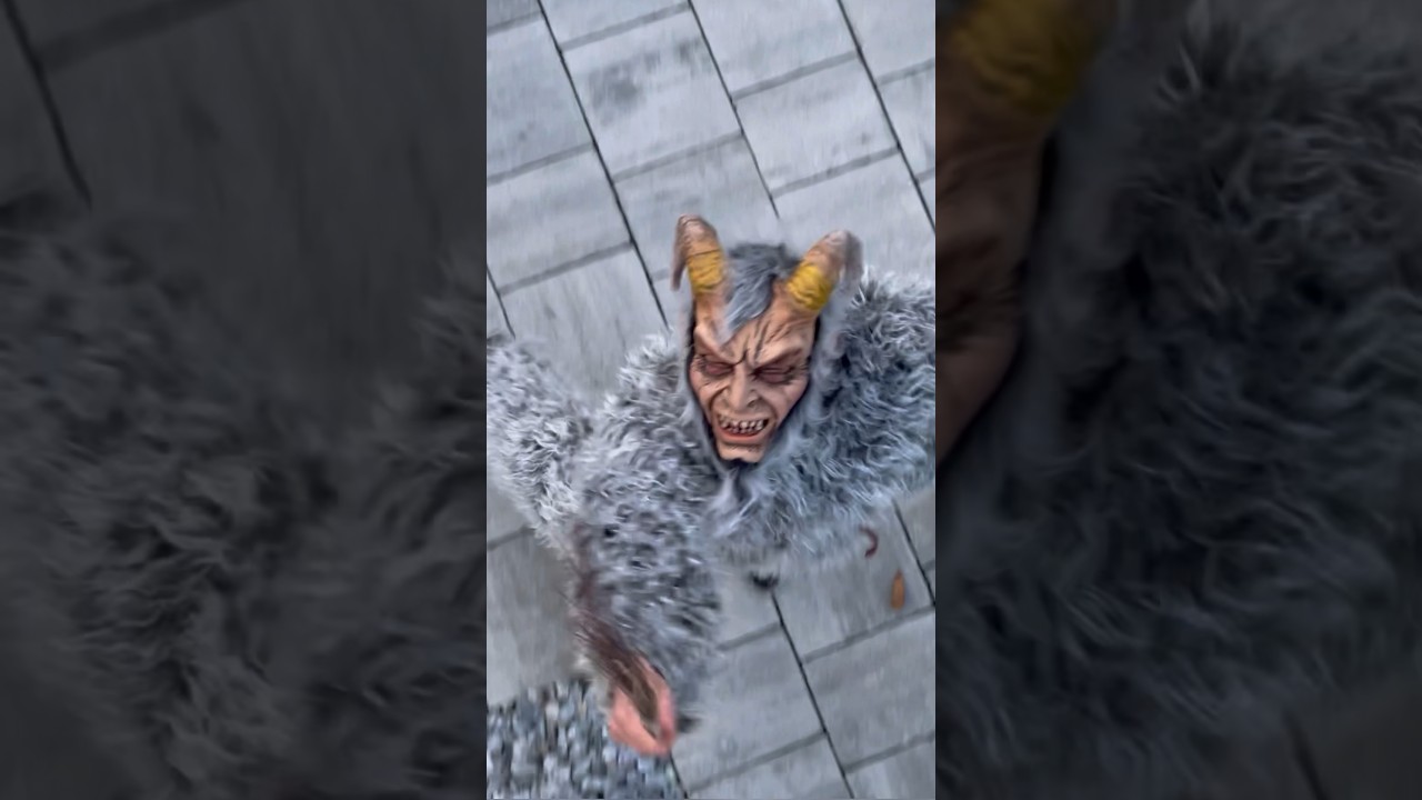 Wütender Krampus vor Sarinas Tür 😱