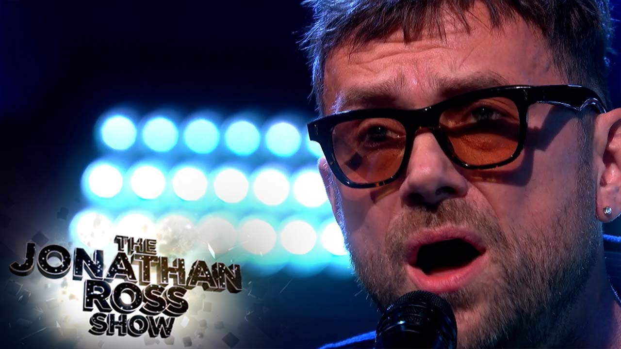 Damon Albarn Performs Iconic Blur Hit ‘The Universal’ on The Jonathan Ross Show 🎤