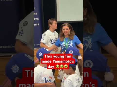 Yoshinobu Yamamoto LOVED this gift from a young Dodgers fan 🥹