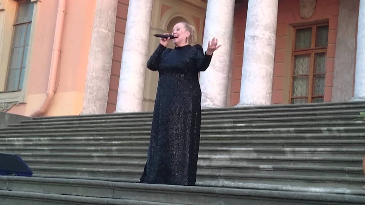 Людмила Сенчина исполняет 'Золушка' — Концерт на Книжных аллеях Михайловского замка 🌟