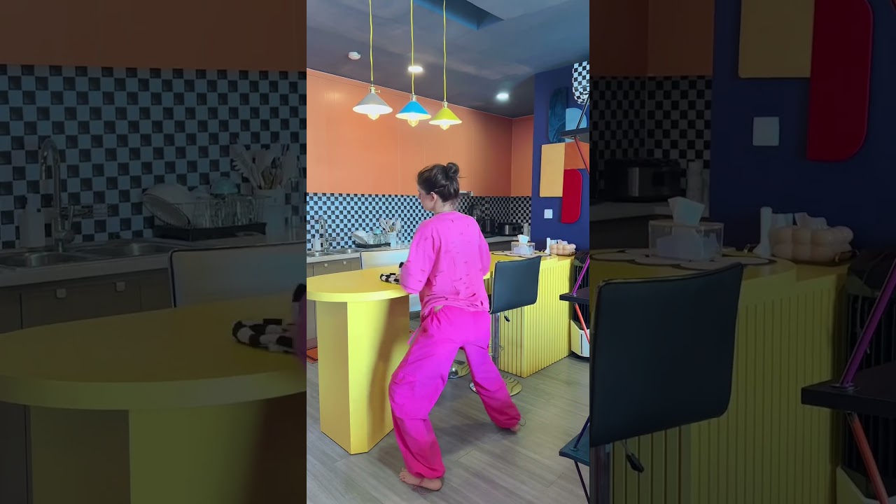 Andrea Aybar's Funny Home Alone Moment 😂