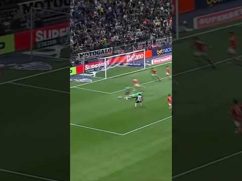 VITĂO SALVA EM CIMA DA LINHA O CHUTE DE GUSTAVO SCARPA DO GALO! #inter #galo #brasileirĂŁo #futebol