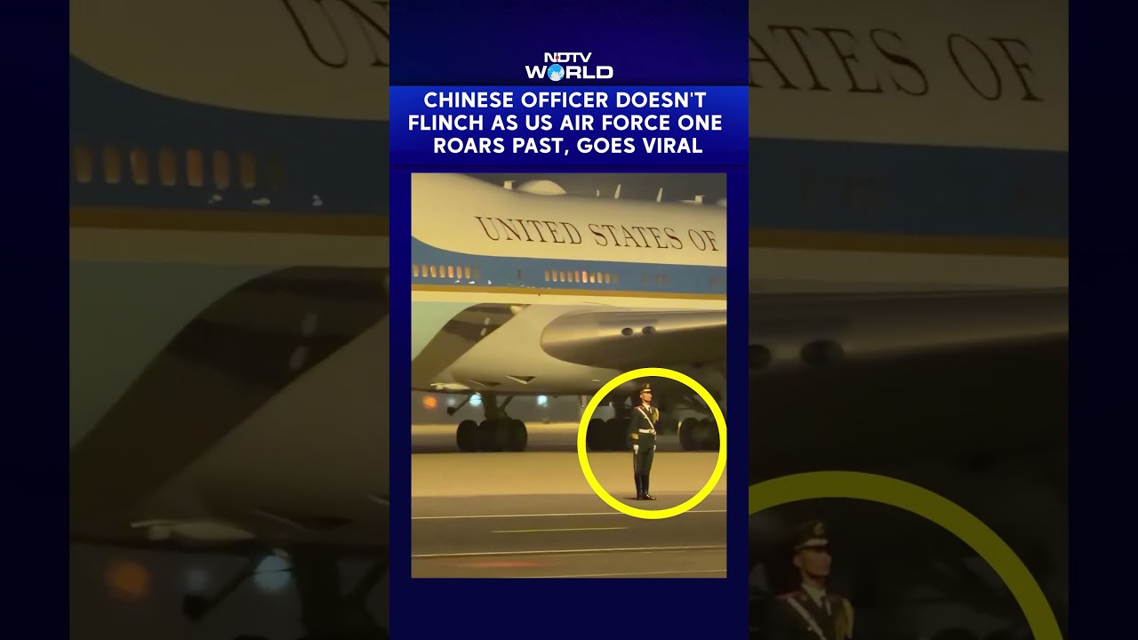 Chinese Officer Stays Calm During Air Force One Arrival π¨π³