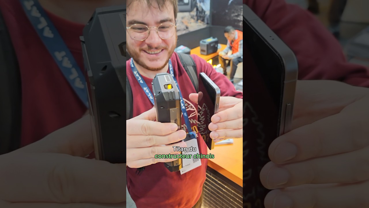 876 g pour ce smartphone. Une énorme batterie de 33 000 mAh, une torche et un projecteur !