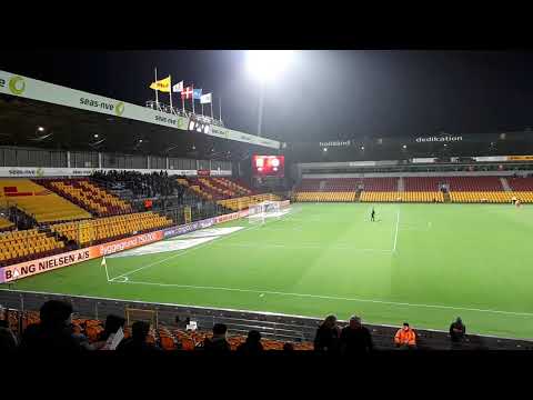 OB fans synger på Right to Dream Park. FC Nordsjælland - OB 2-1 feb. 2018