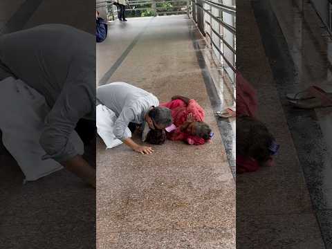 A random act of kindness💯❤️ #humanity #help #shorts #shortvideo #hussainmansuri