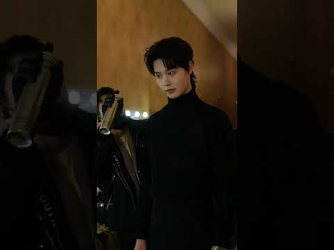 Kechun standing still while the hairstylist fixing his hair. #柯淳 #kechun #cdrama