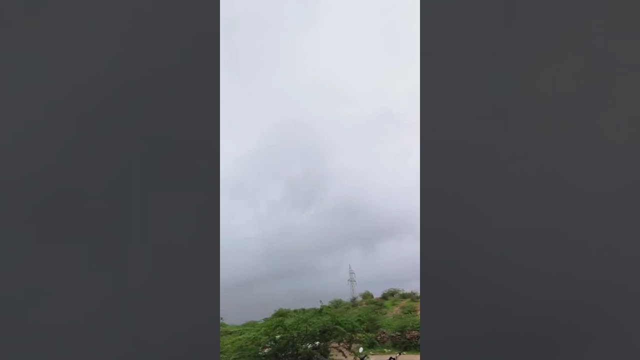 आज भारी बारिश की संभावना, हल्की से मध्यम हवा 🌧️