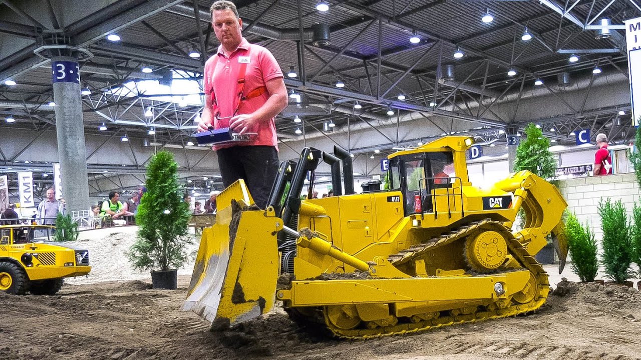 Massive RC Machines: Giant RC Trucks, Dozers & Excavators in 1/6 - 1/8 Scale 🚜