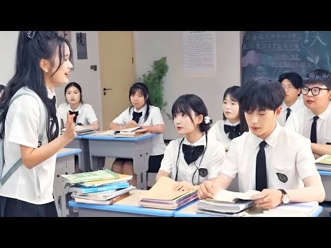 بتنظم للمدرسه بنت ملزقه وبتحاول تخطف بطلنا الوسيم من حبيبته ملخص كامل