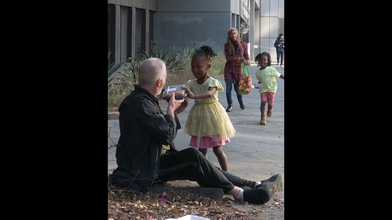 Children's Kindness Touches Homeless Man ❤️