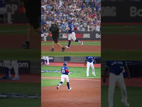 Alejandro Kirk doubles the Blue Jays lead! #Postseason 💪