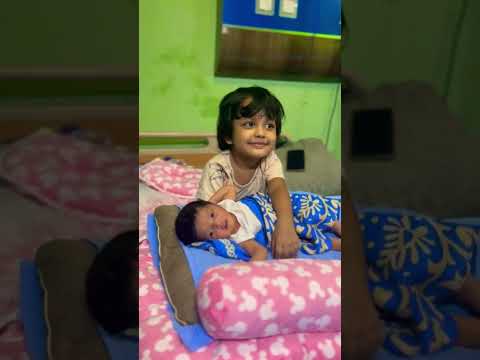 hospital a boshe boshe tv dekhe 😁😁 #cutekids #kidsyoutube #littlestars