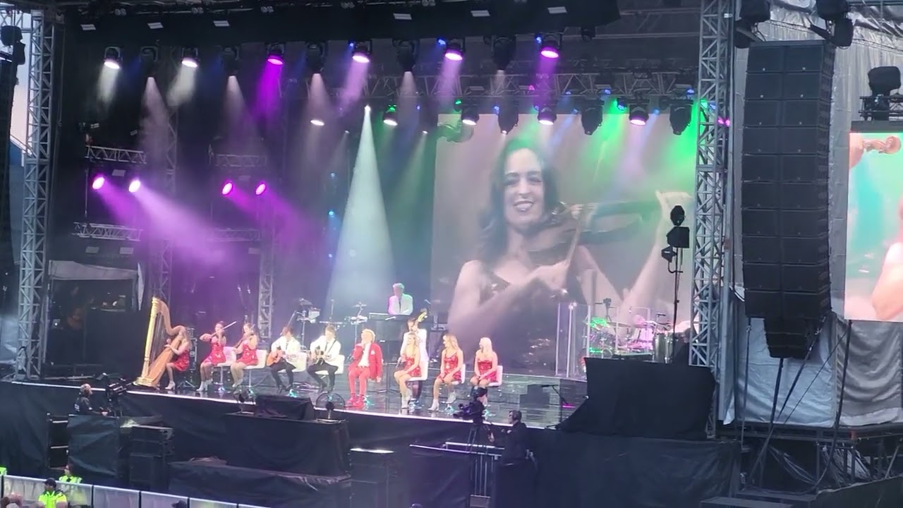 Rod Stewart Performs 'You're in My Heart' at Edinburgh 2023 🎶