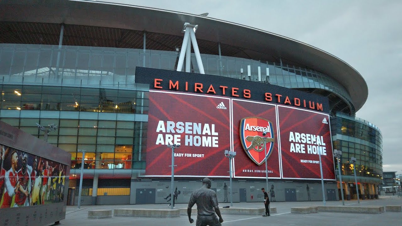 Explore Outside Arsenal's Emirates Stadium in Highbury ⚽