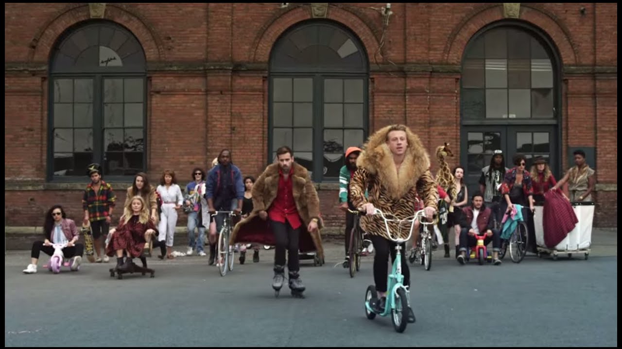 MackleMore & Ryan Lewis - Thrift Shop ft. Wanz (Official Video)