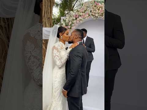 You may now KISS the BRIDE 😘 #weddingkiss #kissthebride #outdoorwedding