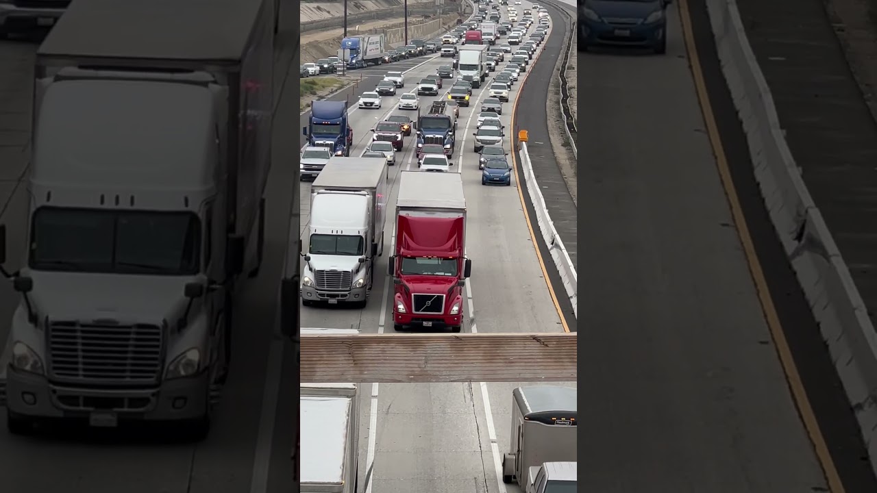 Traffic Breaks Up 3-Car Crash with Rollover – All Walk Away with Minor Injuries 🚗