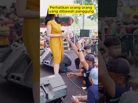 Ada tangan jahil kaki Tiara Amora #artist #dangdut #viralvideo